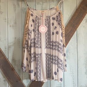L NWT Umgee Cold Shoulder Top